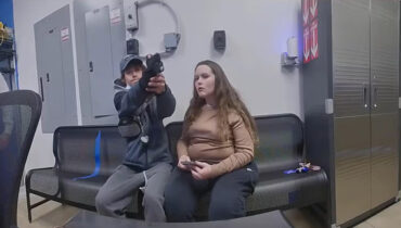 പൊലീസുകാരൻ്റെ തലയ്ക്ക് നേരെ വെടിയുതിർക്കാൻ മോഷ്ടാവ്, ട്രിഗർ അമർത്തിയെങ്കിലും രക്ഷയായി തോക്കിൻ്റെ തകരാർ, വാൾമാർട്ടിലെ അത്ഭുത രക്ഷപെടലിൻ്റെ ഞെട്ടിക്കുന്ന ദൃശ്യങ്ങൾ പുറത്ത്