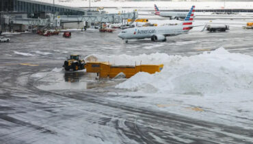 ശക്തമായ ശീതക്കാറ്റിൽ വലഞ്ഞ് അമേരിക്കൻ എയർലൈൻസ് ; സർവീസുകൾ സാധാരണ നിലയിലാക്കാൻ തീവ്ര ശ്രമം