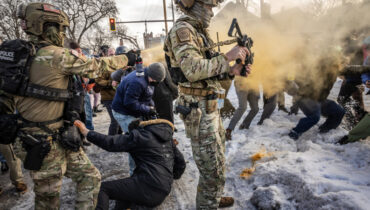 മിനസോട്ടയിലെ ഐസിഇ ഏജൻ്റുമാരുടെ പ്രവർത്തനങ്ങളിൽ ഏർപ്പെടുത്തിയ നിയന്ത്രണങ്ങൾ യുഎസ് അപ്പീൽ കോടതി തടഞ്ഞു; പെപ്പർ സ്പ്രേ പ്രയോഗിക്കാം, അറസ്റ്റ് ചെയ്യാം, തടഞ്ഞുവെക്കാം !