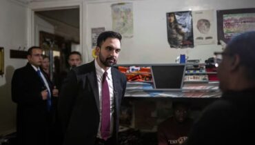 ന്യൂയോർക്കിൽ മംദാനി പണി തുടങ്ങി; അധികാരമേറ്റയുടൻ ഇസ്രയേൽ വിഷയത്തിലടക്കം എറിക് ആഡംസിന്റെ വിവാദ ഉത്തരവുകൾ റദ്ദാക്കി പുതിയ മേയർ