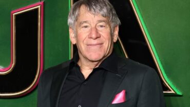 ട്രംപിന്റെ പേര് ചേർത്തതിൽ പ്രതിഷേധം കനക്കുന്നു; കെന്നഡി സെന്ററിനെ ബഹിഷ്കരിക്കാൻ സ്റ്റീഫൻ സ്വാർട്സ്, ‘അവിടെ ഒരു പരിപാടിയിലും പങ്കെടുക്കില്ല’