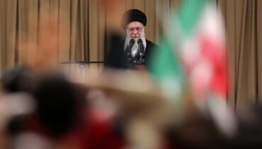 ട്രംപിനെ പ്രീണിപ്പിക്കാനാണ് ഈ പ്രക്ഷോഭം, കാര്യങ്ങൾ കൈവിടുമ്പോൾ പ്രതിഷേധക്കാർക്കെതിരെ ആഞ്ഞടിച്ച് ഖമേനി; ഇറാനിൽ പൂർണ്ണ ഇന്റർനെറ്റ് നിരോധനം