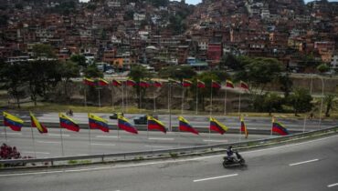 എല്ലാം ട്രംപ് വരച്ച വരയിൽ കൂടെ! ആറ് വർഷത്തിന് ശേഷം യുഎസ് നയതന്ത്ര സംഘം വെനസ്വേലയിൽ; എംബസി വീണ്ടും തുറക്കാൻ നീക്കം