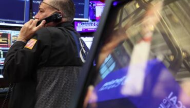 സെൽ അമേരിക്ക ട്രെൻഡ് വീണ്ടും! ട്രംപ്-പവൽ പോര് കടുക്കുമ്പോൾ അമേരിക്കൻ ആസ്തികൾ വിറ്റഴിച്ച് നിക്ഷേപകർ; യുഎസ് ഡോളറിന് ഇടിവ്, റെക്കോർഡിട്ട് സ്വർണ്ണവില