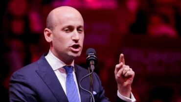 ഗ്രീൻലാൻഡ് വാങ്ങാൻ ഉറച്ച് അമേരിക്ക; ഡെന്മാർക്കിന്റെ പ്രതിരോധ ശേഷിയെ പരിഹസിച്ച് സ്റ്റീഫൻ മില്ലർ, ‘അവർക്ക് ഗ്രീൻലാൻഡ് സംരക്ഷിക്കാനാവില്ല’