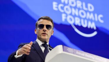 ‘ട്രേഡ് ബസൂക്ക’ പ്രയോഗിക്കാൻ മടിക്കില്ല, യുഎസിന് മാക്രോണിന്‍റെ താക്കീത്; യൂറോപ്പിനെ ദുർബലപ്പെടുത്താൻ അനുവദിക്കില്ലെന്ന് ഫ്രഞ്ച് പ്രസിഡന്‍റ്