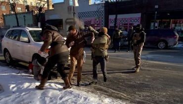 അലക്സ് പ്രെറ്റി വധം: “അത് വെറും പച്ചക്കള്ളം”; ട്രംപ് ഭരണകൂടത്തെ തള്ളി മിനസോട്ട ഗവർണറും വീഡിയോ തെളിവുകളും