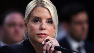 ട്രംപ് ഭരണകൂടവും മിനസോട്ടയും നേർക്കുനേർ; വോട്ടർ പട്ടികയ്ക്കായി സമ്മർദ്ദം ശക്തമാക്കി പാം ബോണ്ടി, എതിർത്ത് ഗവർണർ