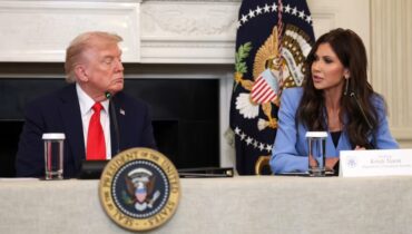 വൈറ്റ് ഹൗസിൽ നിർണ്ണായക കൂടിക്കാഴ്ച; ക്രിസ്റ്റി നോമിന് പിന്തുണയുമായി ട്രംപ്, മിനിയാപൊളിസിൽ നിന്ന് രാജ്യമാകെ പ്രതിഷേധം കനക്കുന്നു