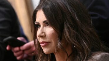 ന്യായീകരണവുമായി ട്രംപിന്‍റെ വിശ്വസ്ത; അലക്സ് പ്രെറ്റി വധത്തിൽ നിലപാട് മയപ്പെടുത്തി പ്രതികരണം; മിനിയാപൊളിസിൽ പ്രതിഷേധം കനക്കുന്നു