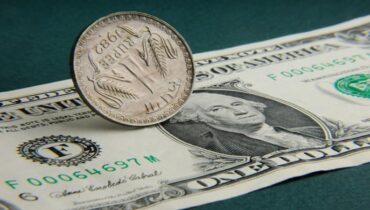 യു എസ് ഡോളറിനെതിരെ ഇന്ത്യൻ രൂപയുടെ മൂല്യം വീണ്ടും ഇടിയുന്നു; 90 ന് താഴെ എത്തി