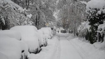 അമേരിക്കയിൽ വസ്ത്രത്തിൽ അബദ്ധത്തിൽ മൂത്രമൊഴിച്ചതിന് നാലു വയസ്സുകാരിയോട് കൊടുംക്രൂരത; പിതാവിനും കാമുകിക്കുമെതിരെ കേസെടുത്തു