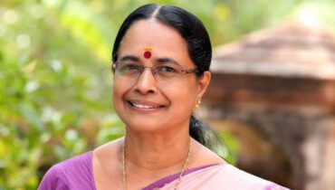 മുൻ സിപിഐഎം എംഎൽഎ ഐഷ പോറ്റി കോൺഗ്രസിൽ; ഷാൾ അണിയിച്ച് സ്വീകരിച്ച് വി.ഡി സതീശൻ