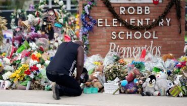 യുവാൽഡി വെടിവെപ്പ്: പൊലീസ് ഓഫീസർ സ്കൂളിൽ പ്രവേശിക്കുന്നതിന് മുൻപുള്ള രണ്ട് മിനിറ്റിൽ പ്രതി വെടിയുതിർത്ത് 117 തവണ