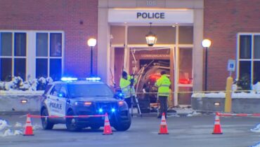 മസാച്യുസെറ്റ്സ് പോലീസ് സ്റ്റേഷന്റെ ലോബിയിലേക്ക് കാർ ഇടിച്ചുകയറി; ഡ്രൈവർ കസ്റ്റഡിയിൽ