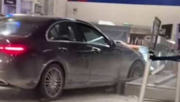 ഡെട്രോയിറ്റ് വിമാനത്താവള ടെർമിനലിലേക്ക് കാർ ഇടിച്ചുകയറി; ഡ്രൈവർ കസ്റ്റഡിയിൽ