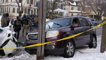 മിനിയാപൊളിസ് ഐസിഇ വെടിവയ്പ്പ്: കൊല്ലപ്പെട്ട സ്ത്രീ ‘സ്വയം വരുത്തിവെച്ച ദുരന്തം’ എന്ന് വാൻസ്, എതിർത്ത് പ്രാദേശിക ഭരണകൂടം