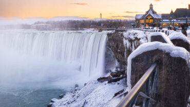 തണുപ്പിനെ അതിജീവിക്കാനാകാതെ ഒഴുകാൻ മറന്നോ നയാഗ്ര ! ആസ്വദിച്ചും ചിത്രങ്ങൾ പകർത്തിയും സഞ്ചാരികൾ