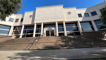 അരിസോണ സുപ്രീം കോടതിയിലെ മെയിൽ റൂമിൽ സംശയാസ്പദമായ പാക്കറ്റിൽ സ്ഫോടകവസ്തുക്കൾ ; സമീപത്തെ ഓഫീസുകളടക്കം ഒഴിപ്പിച്ചു, കടന്നുപോയത് ആശങ്കയുടെ മണിക്കൂറുകൾ