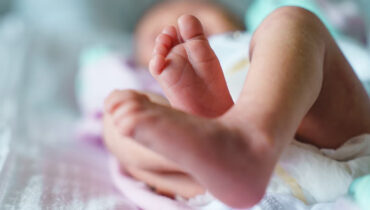 പാക്കറ്റ് പാലിൽ വെള്ളം ചേർത്ത് 5 മാസം പ്രായമുള്ള കുഞ്ഞിനുകൊടുത്തു ; പത്തുവർഷം കാത്തിരുന്ന് കിട്ടിയ കൺമണിയെ നഷ്ടപ്പെട്ട വേദനയിൽ ഇൻഡോറിലെ കുടുംബം