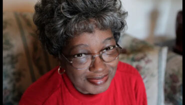 വെള്ളക്കാർക്കായി ബസ് സീറ്റ് ഒഴിഞ്ഞുകൊടുക്കാൻ വിസമ്മതിച്ച ആദ്യത്തെ കറുത്തവർഗ്ഗക്കാരി, 86ാം വയസ്സിൽ ക്ലോഡെറ്റ് കോൾവിൻ വിടവാങ്ങി