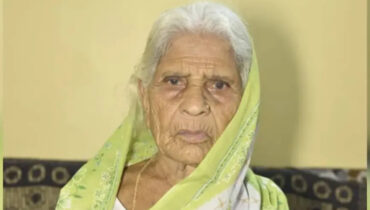 സംസ്കാര ചടങ്ങിനിടെ കാൽവിരലുകൾ അനങ്ങി, 103 കാരി ഗംഗാഭായിയെ ‘ജീവിക്കുന്ന അത്ഭുതം’ എന്ന് നാട്ടുകാർ, ദുഖം മറന്ന് കേക്ക് കഴിച്ച് ആഘോഷം