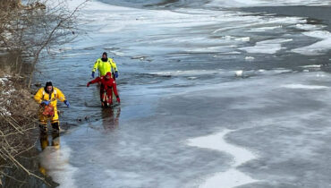 മിസോറിയിലെ മെറാമെക് സ്റ്റേറ്റ് പാർക്കിന് സമീപം ഹെലികോപ്റ്റർ നദിയിൽ വീണു; പൈലറ്റടക്കം 4 യാത്രികരും നീന്തി രക്ഷപെട്ടു, അപകടം വൈദ്യുത ലൈനിൽ തട്ടി