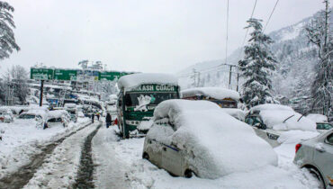 ഹിമാചൽ പ്രദേശിൽ കനത്ത മഞ്ഞുവീഴ്ച, 1,200 ലധികം റോഡുകൾ അടച്ചു, സഞ്ചാരികളുടെ ഒഴുക്ക്