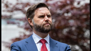 ഭരണകൂടത്തിൻ്റെ ഇമിഗ്രേഷൻ നയങ്ങൾക്കെതിരെ പ്രതിഷേധം കനക്കുന്നതിനിടെ ജെ.ഡി. വാൻസ് മിനിയാപൊളിസിലേക്ക് ;  പ്രാദേശിക നേതാക്കളുമായി ചർച്ച