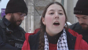 ട്രംപിന്റെ വെനിസ്വേല അധിനിവേശത്തെ വിമർശിച്ചതിന് ചാനൽ ലൈവിനിടയിൽ സാമൂഹിക പ്രവർത്തകയെ അറസ്റ്റുചെയ്ത് യുഎസ് പൊലീസ്, ട്രംപിൻ്റെ കീഴിൽ അമേരിക്ക ‘പുതിയ ഉത്തരകൊറിയ’യെന്ന് വിമർശനം