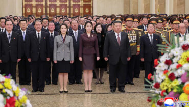 രാജ്യത്തെ സുപ്രധാന ശവകുടീരം സന്ദർശിച്ച് കിം ജോങ് ഉന്നിന്റെ മകൾ; പൊതു ഇടങ്ങളിലെത്തുന്നത് അപൂർവ്വം, പിതാവിൻ്റെ പിൻഗാമിയായി രാജ്യം ഭരിക്കുമെന്ന് കണക്കൂകൂട്ടൽ