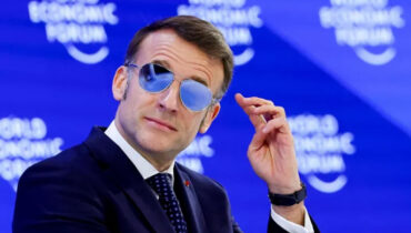 ദാവോസിലെത്തിയ മാക്രോൺ ഈ കണ്ണട വെറുതെ വെച്ചതല്ല; കണ്ണിനുണ്ട് ചെറിയൊരു പ്രശ്നം