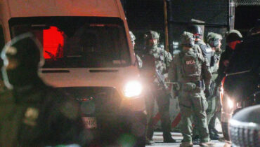 വെനിസ്വേലൻ പ്രസിഡന്റ് നിക്കോളാസ് മഡുറോയും ഭാര്യ സിലിയ ഫ്ലോറസും യുഎസിൽ, ബ്രൂക്ലിനിലെ മെട്രോപൊളിറ്റൻ ഡിറ്റൻഷൻ സെന്ററിലേക്ക്…