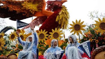 പുതുവർഷത്തിൽ മഴയിൽ കുതിർന്ന് കാലിഫോർണിയയിലെ റോസ് പരേഡ് , 20 വർഷത്തിനിടെ ആദ്യം; മിഡ്‌വെസ്റ്റിലും വടക്കുകിഴക്കൻ പ്രദേശങ്ങളിലും മഞ്ഞുവീഴ്ച