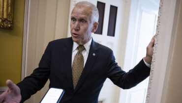 ഈ പദവി കൈകാര്യം ചെയ്യാനുള്ള കഴിവില്ല, ആഭ്യന്തര സുരക്ഷാ സെക്രട്ടറി ക്രിസ്റ്റി നോമിനെ പുറത്താക്കണമെന്ന് ആദ്യമായി ആവശ്യപ്പെടുന്ന റിപ്പബ്ലിക്കൻ സെനറ്ററായി തോം ടില്ലിസ് 