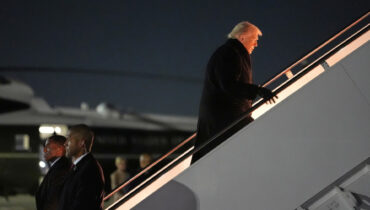 സാങ്കേതിക തകരാർ: ട്രംപുമായി ദാവോസ് യാത്രയ്ക്ക് പറന്നുയർന്ന എയർഫോഴ്‌സ് വൺ തിരിച്ചിറക്കി