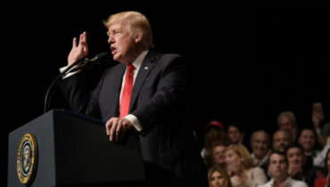 ട്രംപിന്റെ സ്വപ്നം, വൈറ്റ് ഹൗസിനെക്കാൾ വലുപ്പമുള്ള ബോൾറൂം; കൂറ്റൻ നി‌ർമ്മാണത്തിന്റെ ദൃശ്യങ്ങൾ പുറത്ത്, ഒപ്പം നിയമക്കുരുക്കും