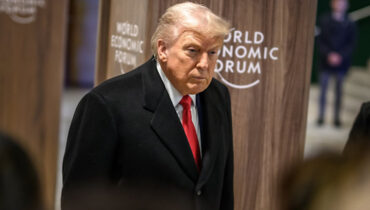 ഗ്രീൻലാൻഡിൽ ‘ഉടക്കിയ’ യൂറോപ്യൻ രാജ്യങ്ങൾക്കെതിരെയുള്ള തീരുവ ഭീഷണി ട്രംപ് പിൻവലിച്ചു; നാറ്റോ സെക്രട്ടറി ജനറലുമായി ‘ഒരു ഭാവി കരാറിൻ്റെ ചട്ടക്കൂട്’ രൂപീകരിച്ചെന്നും യുഎസ് പ്രസിഡൻ്റ്