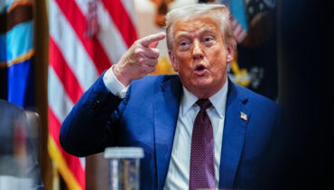 കേസുകളിൽ സ്വയം കക്ഷിചേരുന്ന ട്രംപ് തന്ത്രം! അമേരിക്കൻ സുപ്രീം കോടതിയിൽ അതിവേഗ ഇടപെടലുകളുമായി ഭരണകൂടം; ചർച്ചയായി സോളിസിറ്റർ ജനറലിന്റെ നീക്കങ്ങൾ