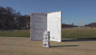 യുഎസ് ക്യാപിറ്റോളിന് സമീപം ട്രംപ് എപ്‌സ്റ്റീന് അയച്ചതെന്നു പറയപ്പെടുന്ന ജന്മദിന സന്ദേശത്തിൻ്റെ കൂറ്റൻ മോക്കപ്പ്; എപ്‌സ്റ്റീൻ്റെ ജന്മദിനത്തിന് ട്രംപിനുള്ള സർപ്രൈസ് !