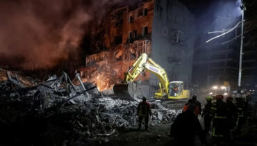 യുക്രെയ്ൻ തലസ്ഥാന നഗരത്തിലടക്കം റഷ്യൻ ബോംബ് ആക്രമണം; സുരക്ഷിത സ്ഥാനങ്ങളിൽ തുടരാൻ ജനങ്ങൾക്ക് കർശന നിർദേശം