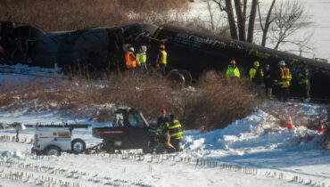 കണക്റ്റിക്കട്ടിൽ ചരക്ക് തീവണ്ടി പാളം തെറ്റി നദിയിലേക്ക് മറിഞ്ഞു; ദ്രാവക പ്രൊപ്പെയ്ൻ നിറച്ച ബോഗികൾ വെള്ളത്തിൽ പ്രദേശത്ത് ജാഗ്രതാ നിർദേശം