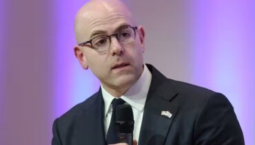 ട്രംപിന്‍റെ വിശ്വസ്തൻ വാക്കുപാലിച്ചു, സ്റ്റീഫൻ മിറാൻ വൈറ്റ് ഹൗസ് പദവി ഒഴിഞ്ഞു: ഫെഡറൽ റിസർവിൽ തുടരും, സുപ്രധാന തീരുമാനം