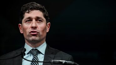 മിനിയാപൊളിസിൽ നിന്ന് 700 ഫെഡറൽ ഉദ്യോഗസ്ഥരെ പിൻവലിക്കുന്നു; നടപടി പോരാ എന്ന് ഗവർണറും മേയറും