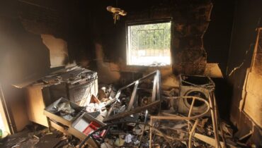 ആ വീരന്മാരെ ഞങ്ങൾ മറന്നിട്ടില്ലെന്ന് യുഎസ്, ബെൻഗാസി ഭീകരാക്രമണത്തിന് മുഖ്യസൂത്രധാരനെ എഫ്ബിഐ പിടികൂടി; അമേരിക്കയിലെത്തിച്ചു