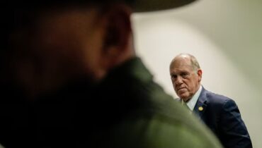 ‘ഹോമൻ മോഡൽ’ രാജ്യവ്യാപകമാക്കാൻ ട്രംപ് ഭരണകൂടം; മാസ്സ് ഡിപ്പോർട്ടേഷൻ പുതിയ ഘട്ടത്തിലേക്ക്, കടുപ്പിച്ചുള്ള നടപടികൾ വരുന്നു