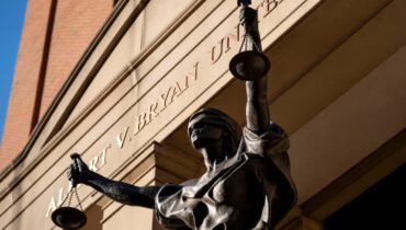 ഇഡിവിഎ പ്രോസിക്യൂട്ടറെ നിയമിച്ചു, നിമിഷങ്ങൾക്കകം പുറത്താക്കി ട്രംപ്; വിർജീനിയയിൽ നിയമപോരാട്ടം മുറുകുന്നു