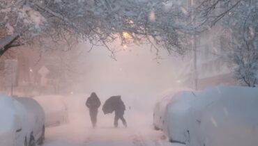 അമേരിക്കയിൽ ജനജീവിതം താറുമാറാക്കി കനത്ത മഞ്ഞുവീഴ്ച; വടക്കുകിഴക്കൻ സംസ്ഥാനങ്ങളിലെ സ്ഥിതി രൂക്ഷം, ന്യൂയോർക്കിൽ യാത്രാ നിരോധനം