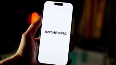 ചൈനീസ് ലാബുകൾ ‘ക്ലോഡ്’ മോഡൽ മോഷ്ടിക്കുന്നതായി ആരോപണം, ഡീപ്‍സീക്ക് അടക്കം 3 വമ്പന്മാർക്കെതിരെ യുഎസ് കമ്പനി; മുന്നറിയിപ്പുമായി ആന്ത്രോപിക്