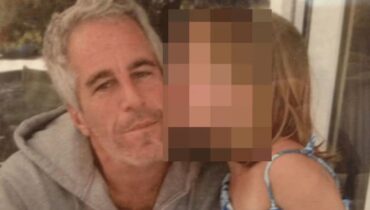 കൊച്ചുപെൺകുട്ടി എപ്‌സ്റ്റീന്‍റെ കവിളിൽ ഉമ്മവെക്കുന്ന ചിത്രമടക്കം, നീതി ന്യായ വകുപ്പിന് ഗുരുതരമായ വീഴ്ച; അതീവ രഹസ്യ രേഖകൾ പുറത്തായി